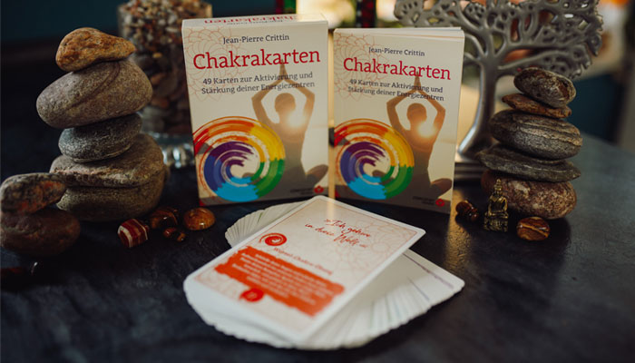 Chakrakarten liegen mit Box und Booklet auf Tisch